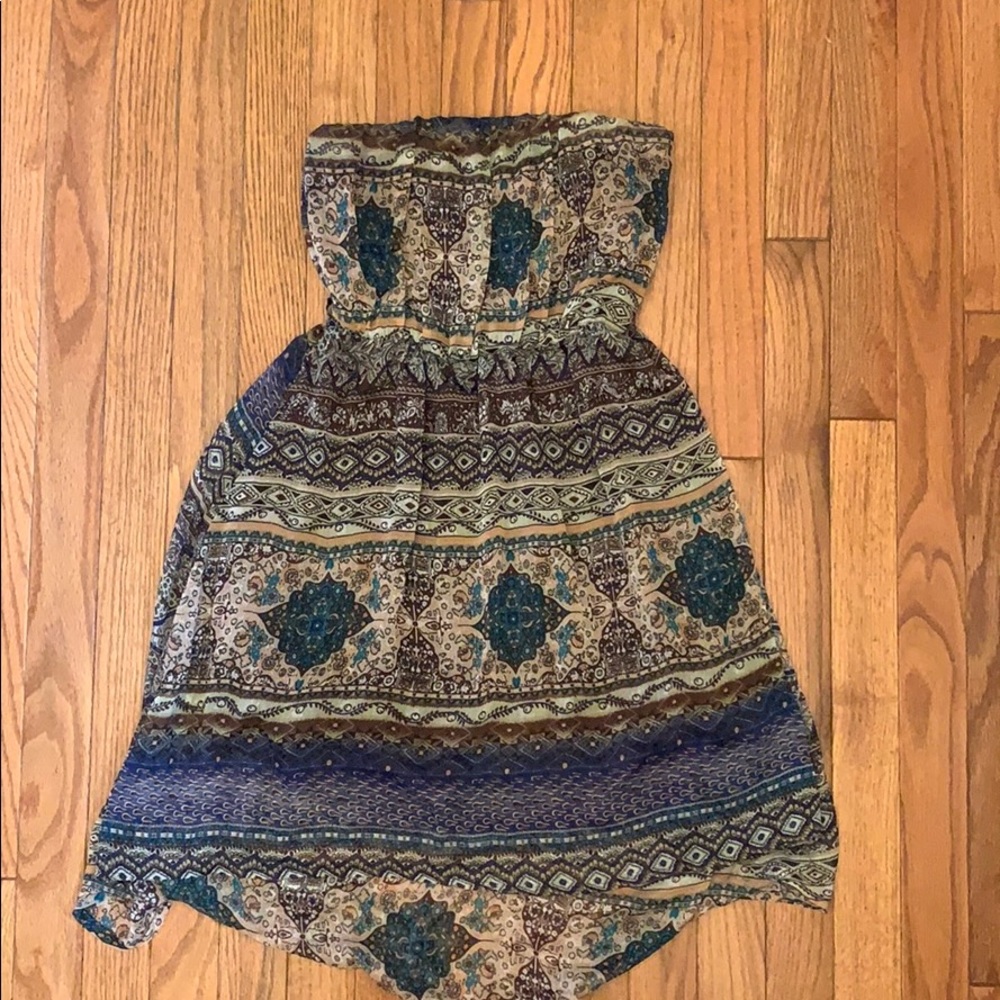 Strapless chiffon material dress.